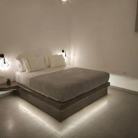 Litmus Apartment Fira (Santorini)