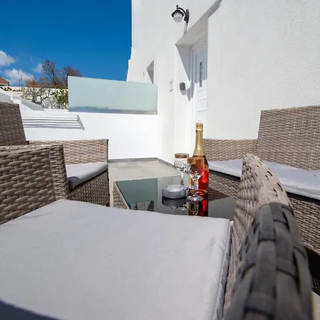 Litmus Daire Fira (Santorini)